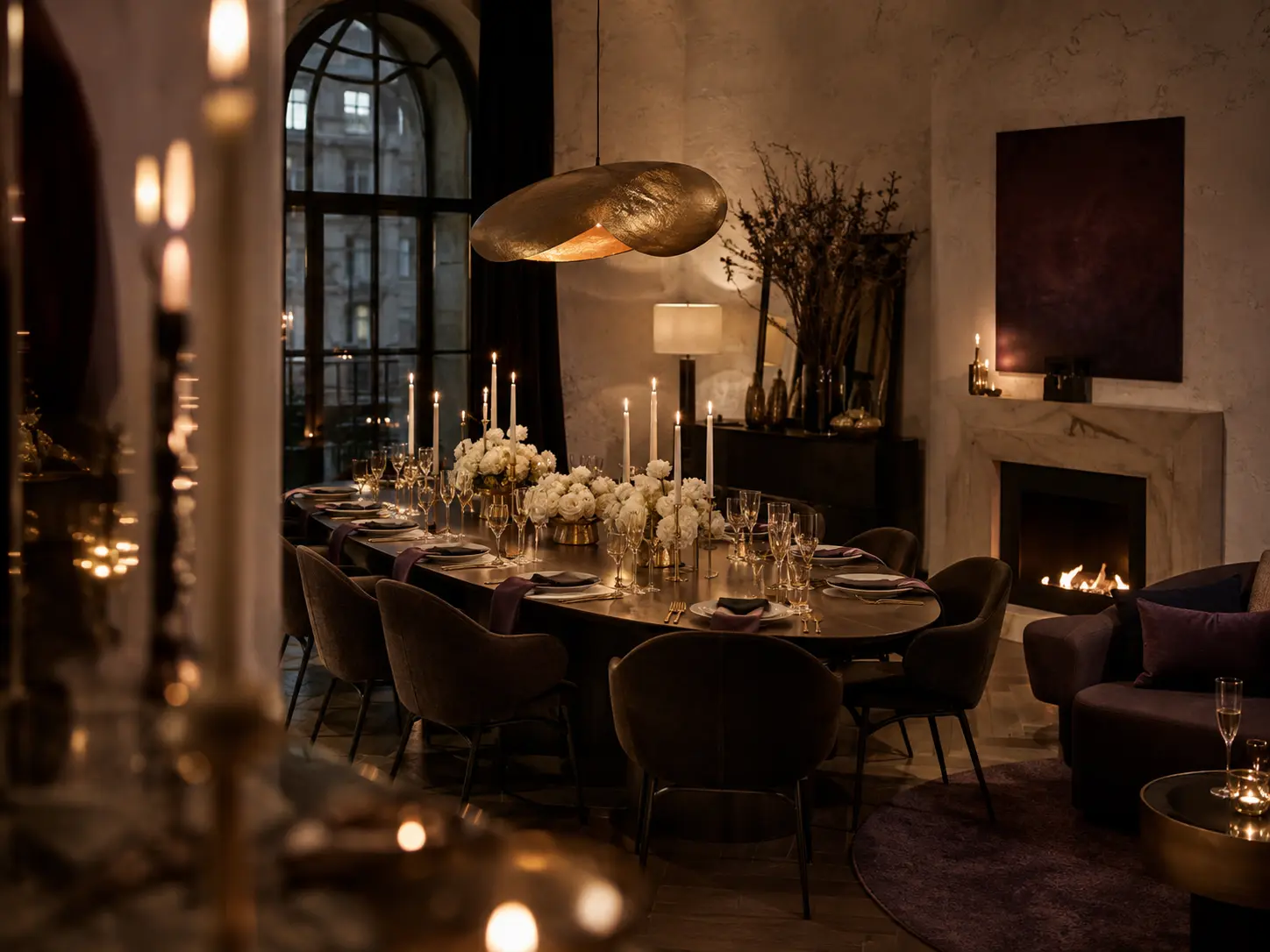 Камерный Atelier с сервированным столом и камином